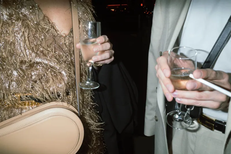 Portrait d'un initié : les signes qui révèlent un amateur de répliques haut de gamme lors d'une soirée élégante